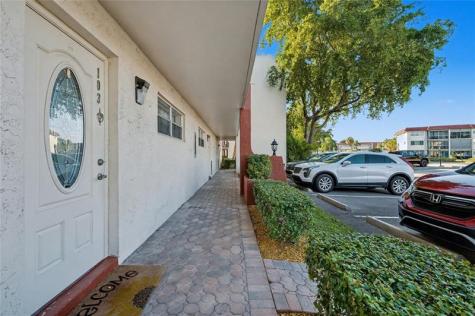 9520 S Hollybrook Lake Drive Pembroke Pines FL 33025