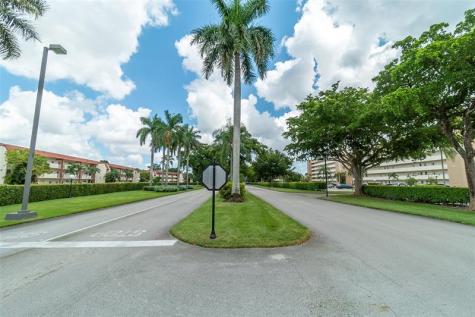 9520 S Hollybrook Lake Drive Pembroke Pines FL 33025