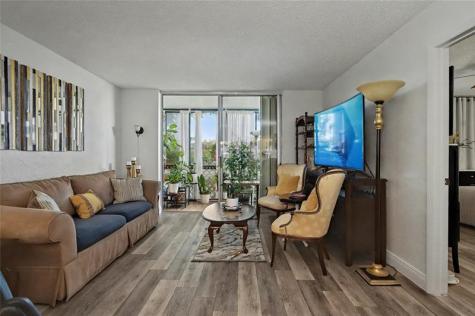 9520 S Hollybrook Lake Drive Pembroke Pines FL 33025