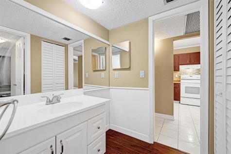 9235 Lagoon Place Davie FL 33324