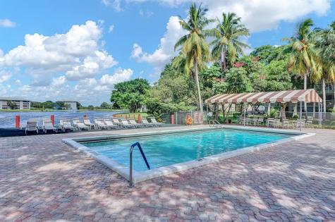 9235 Lagoon Place Davie FL 33324