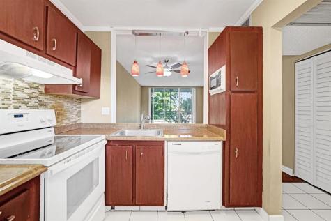 9235 Lagoon Place Davie FL 33324