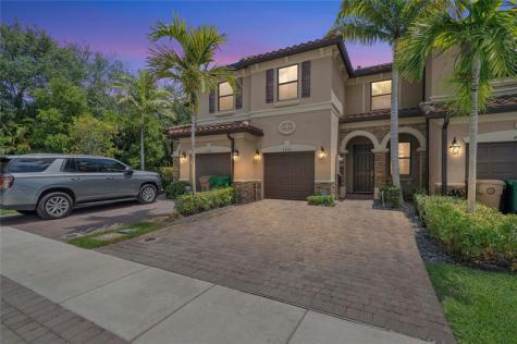 4990 Loebner Terrace Davie FL 33314