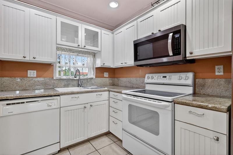 9410 N Hollybrook Lake Drive Pembroke Pines FL 33025