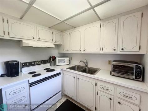 105 Oakridge I Deerfield Beach FL 33442