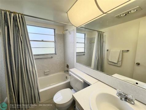 105 Oakridge I Deerfield Beach FL 33442