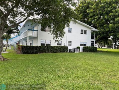 105 Oakridge I Deerfield Beach FL 33442