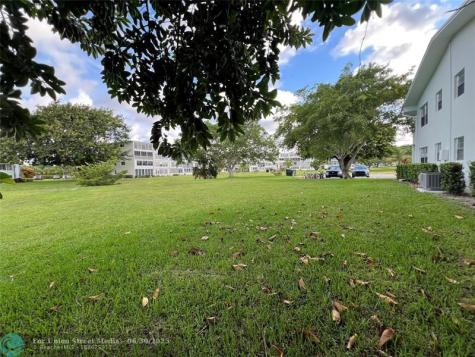 105 Oakridge I Deerfield Beach FL 33442