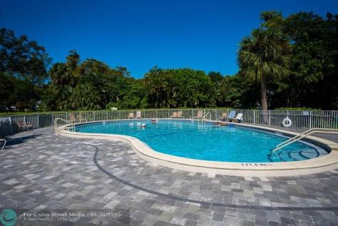 105 Oakridge I Deerfield Beach FL 33442