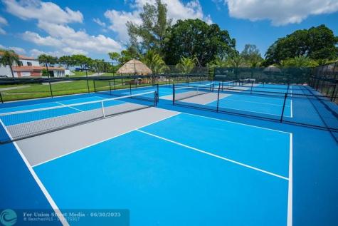 105 Oakridge I Deerfield Beach FL 33442