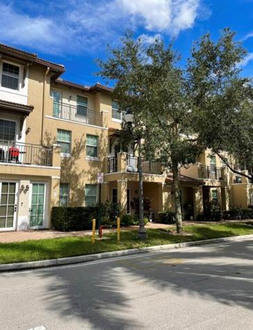 817 SW 147th Avenue Pembroke Pines FL 33027