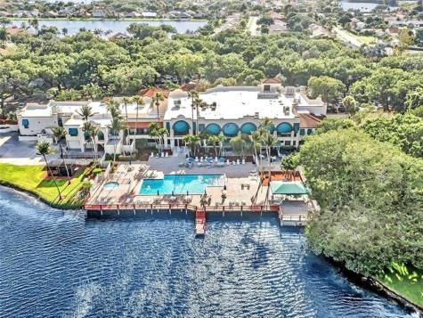 9235 Lagoon Place Davie FL 33324