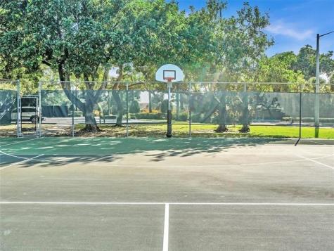 9235 Lagoon Place Davie FL 33324