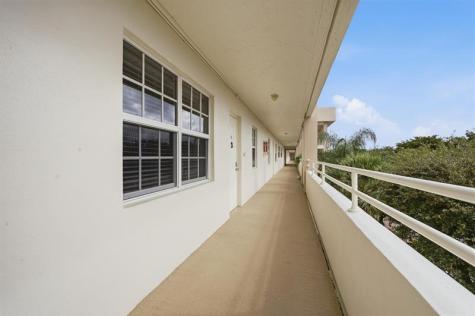 3850 Oaks Clubhouse Drive Pompano Beach FL 33069