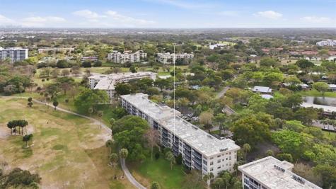 3850 Oaks Clubhouse Drive Pompano Beach FL 33069