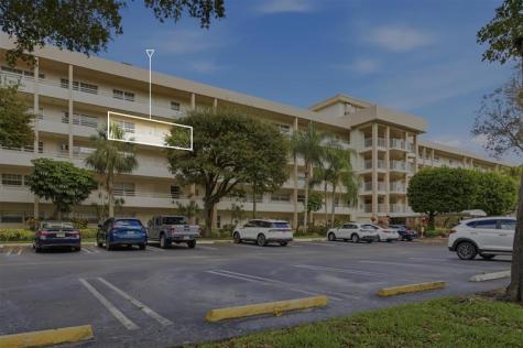 3850 Oaks Clubhouse Drive Pompano Beach FL 33069