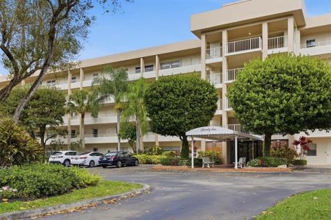 3850 Oaks Clubhouse Drive Pompano Beach FL 33069
