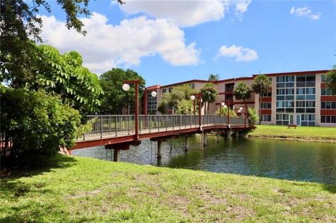 5985 Del Lago Circle Sunrise FL 33313