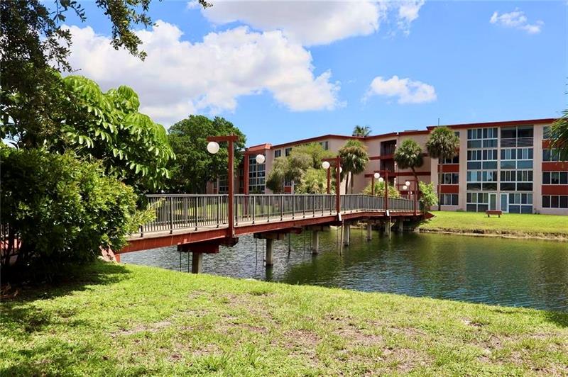 5985 Del Lago Circle Sunrise FL 33313