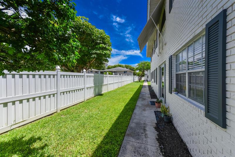 298 SW 6th Street Boca Raton FL 33432