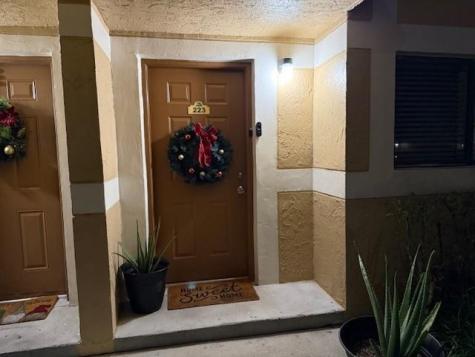 223 E Palm Circle E Pembroke Pines FL 33025