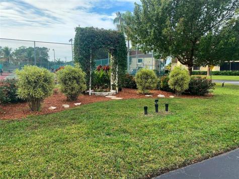 330 Knotty Pine Circle Greenacres FL 33463