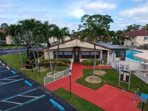 330 Knotty Pine Circle Greenacres FL 33463