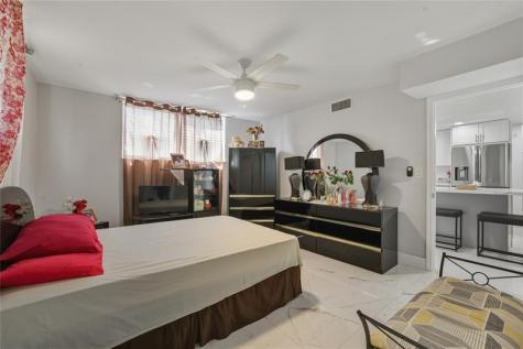 9611 N Hollybrook Lake Drive Pembroke Pines FL 33025