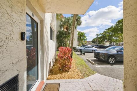 9611 N Hollybrook Lake Drive Pembroke Pines FL 33025