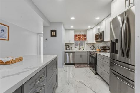 9611 N Hollybrook Lake Drive Pembroke Pines FL 33025