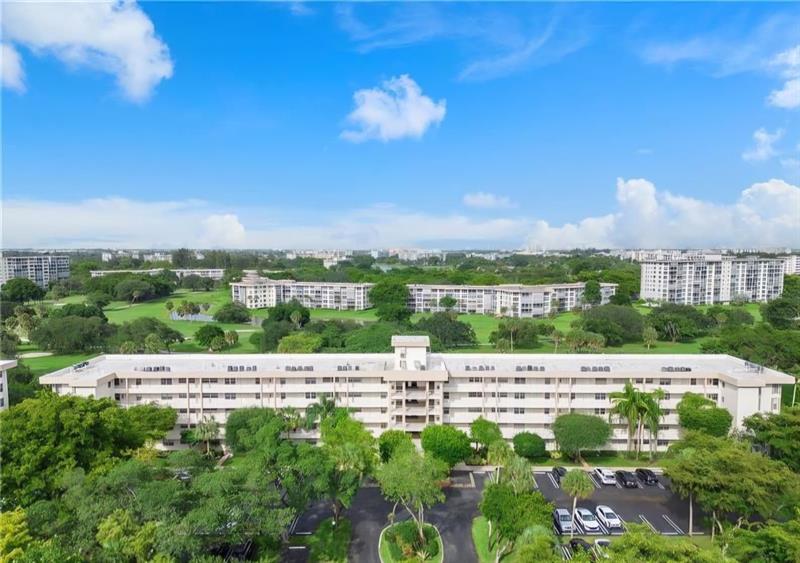 3900 Oaks Clubhouse Drive Pompano Beach FL 33069