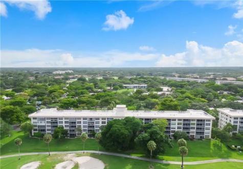 3900 Oaks Clubhouse Drive Pompano Beach FL 33069