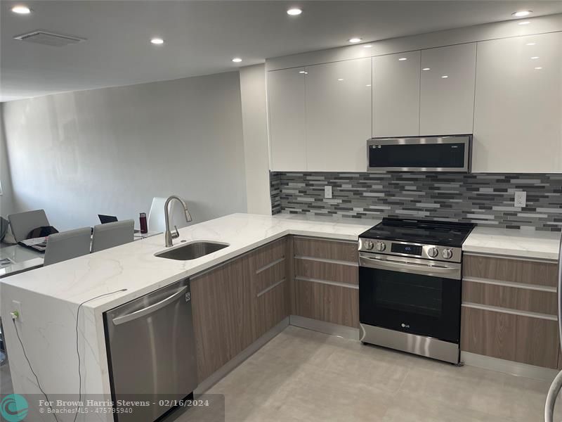 Fort Lauderdale FL, 2175 NE 56th Street, Unit 211