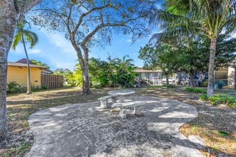 235 Briarwood Circle Hollywood FL 33024