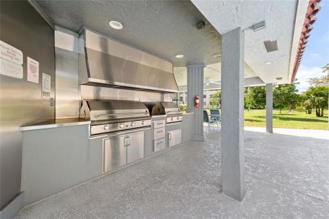 9420 S Hollybrook Lake Drive Pembroke Pines FL 33025