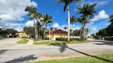 14015 N Forest Oak Circle Davie FL 33325