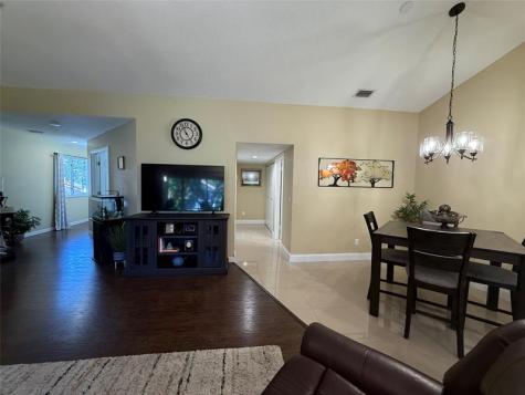 9237 NW 9th Place Plantation FL 33324