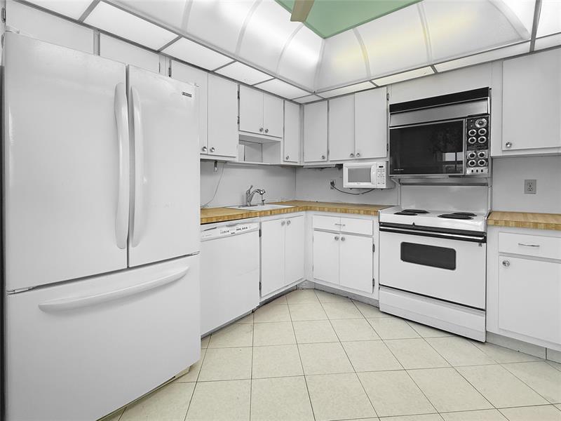 605 Oaks Drive Pompano Beach FL 33069