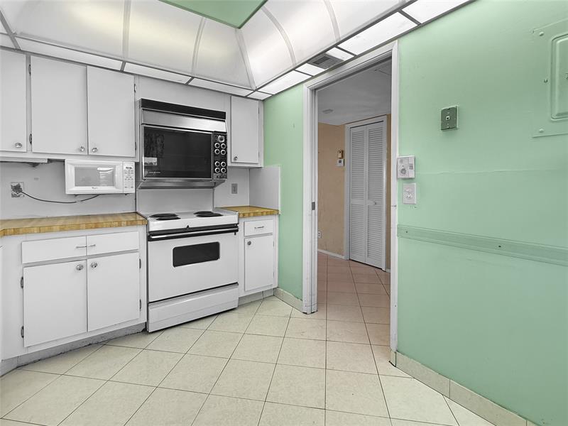 605 Oaks Drive Pompano Beach FL 33069