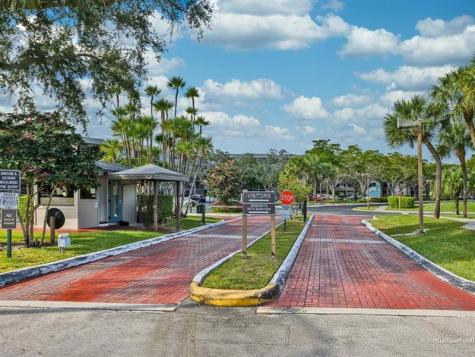 900 Colony Point Circle Pembroke Pines FL 33026
