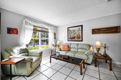 251 W Forest Oak Circle Davie FL 33325