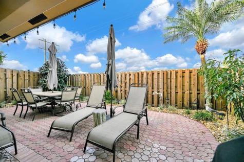 251 W Forest Oak Circle Davie FL 33325