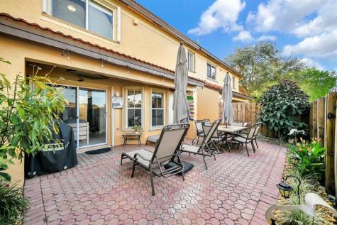 251 W Forest Oak Circle Davie FL 33325