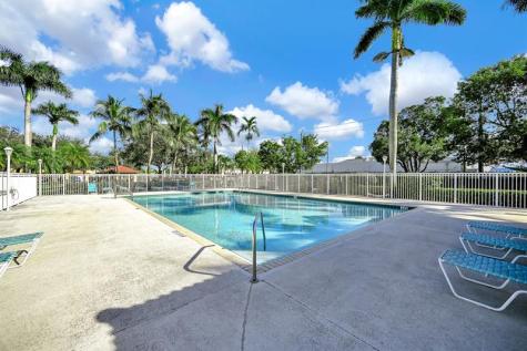 251 W Forest Oak Circle Davie FL 33325