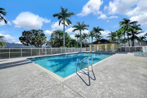 251 W Forest Oak Circle Davie FL 33325