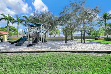 251 W Forest Oak Circle Davie FL 33325