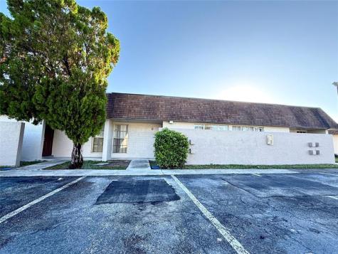 812 SW 73 Avenue North Lauderdale FL 33068