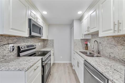 1052 Harwood Deerfield Beach FL 33442