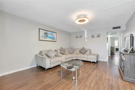 1052 Harwood Deerfield Beach FL 33442