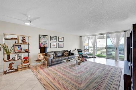 605 Oaks Drive Pompano Beach FL 33069